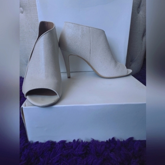 Calvin Klein White Cream Open Toe Heels - Picture 4 of 11